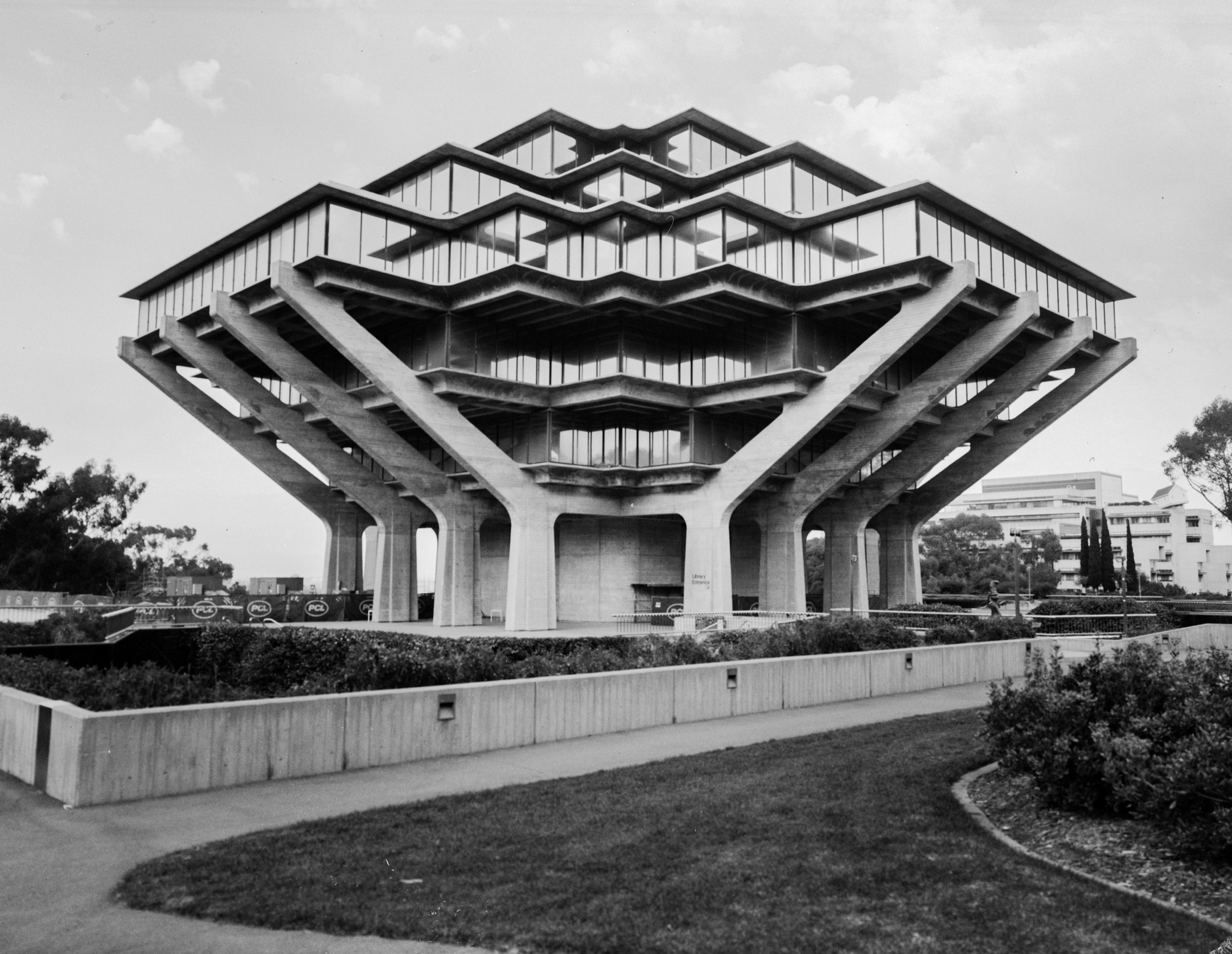 Geisel Library at UCSD on Schneider Super-Angulon 90 mm f/5.6 MC, 4×5 on Foma 400
